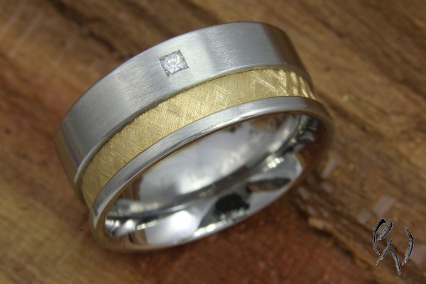 Schöner Ring aus Edelstahl und Gold 585/- mit einem Diamant